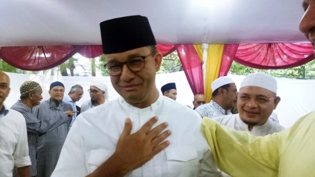 Anies buka puasa bareng pimpinan FPI (Foto: Wandha Hidayat/kumparan)