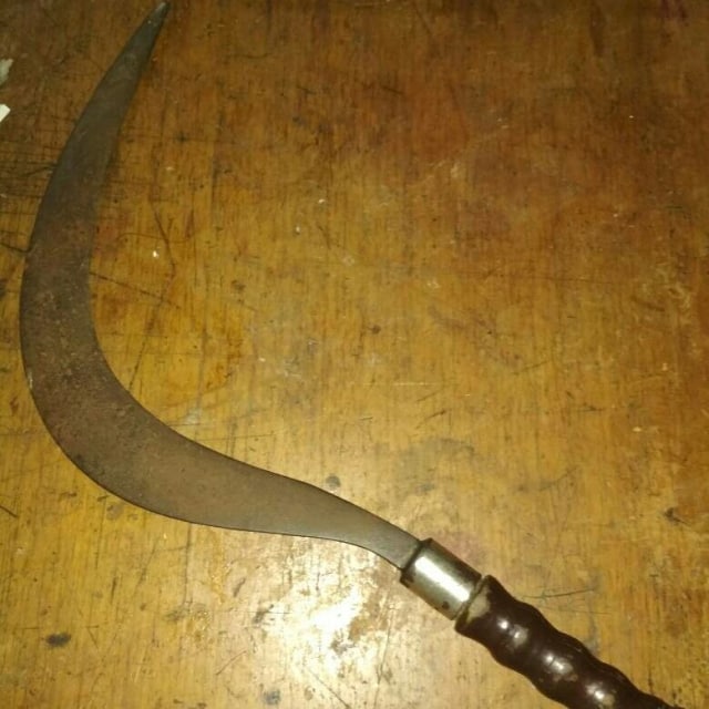 Barang bukti celurit yang diamankan polisi. (Foto: Instagram: Polsek Tanah Abang)