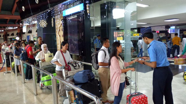 Terminal 1 A Bandara Soetta ramai pemudik (Foto: Kevin Kurnianto/kumparan)