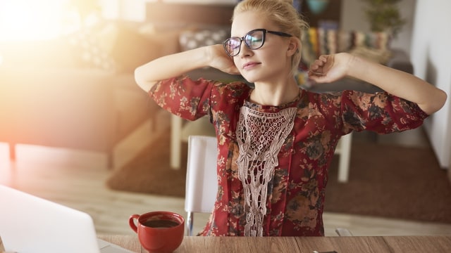 Merileksasikan Pundak Saat Duduk (Foto: Thinkstock)