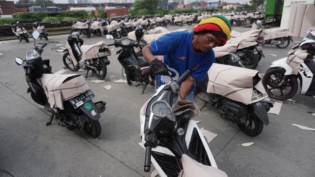 Pengiriman Paket Motor Melalui Kereta Api Foto: Aditia Noviansyah/kumparan