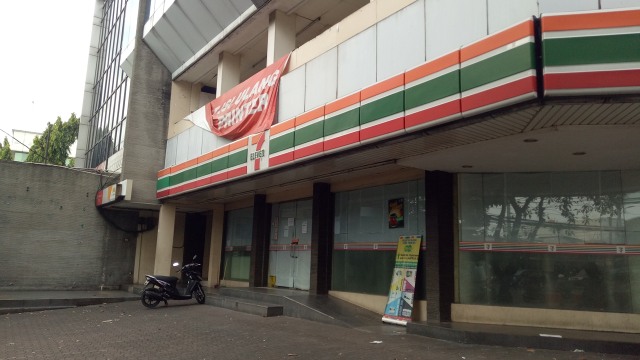 Gerai Sevel yang tutup di Mampang Prapatan (Foto: Novan Nurul/kumparan)