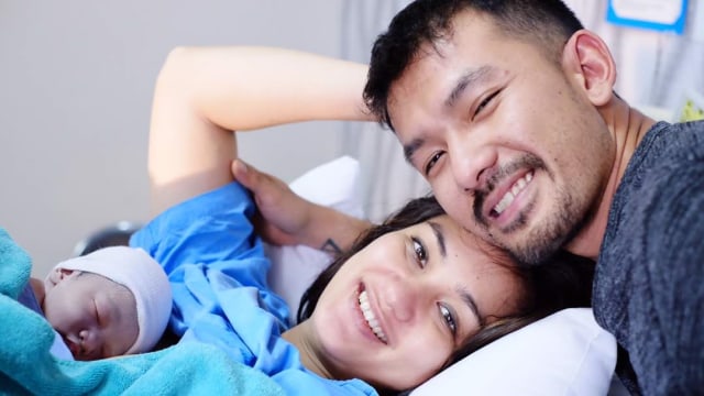 Atiqah Hasiholan, Rio Dewanto, dan sang buah hati (Foto: Dok. Rio Dewanto)