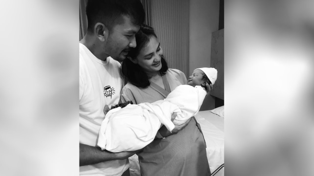 Atiqah Hasiholan, Rio Dewanto, dan sang buah hati (Foto: Dok. Rio Dewanto)