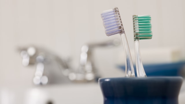 Jauhkan Sikat Gigi dari Toilet. Foto: Thinkstock