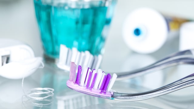 Letakkan Sikat Gigi dalam Posisi Vertikal. (Foto: Thinkstock)