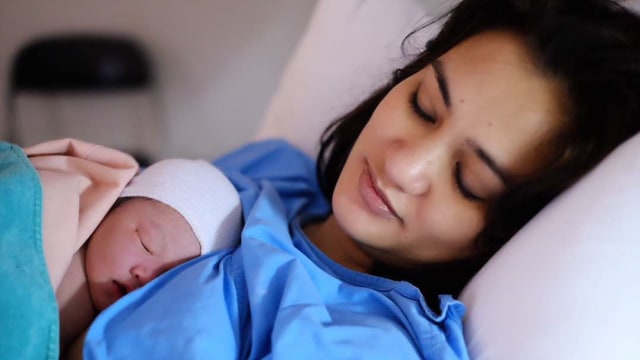 Atiqah Hasiholan melahirkan  (Foto: Dok. Adik Karuniawan)