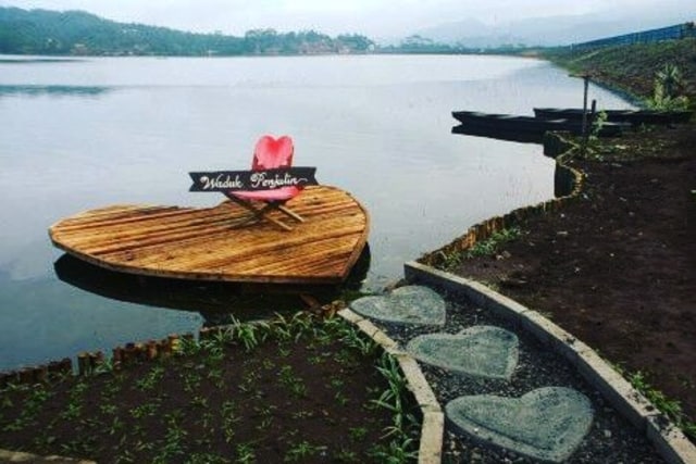Mudik Melewati Brebes? Yuk Ajak Keluargamu Berfoto di Waduk Penjalin