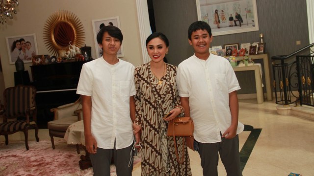 Yuni Shara dan keluarga. (Foto: Munady)