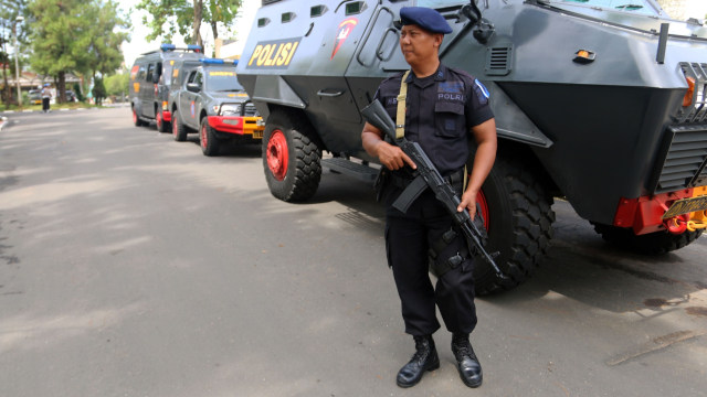 Personel Brimob berjaga di dekat Mapolda Sumut. (Foto: ANTARA/Irsan Mulyadi)