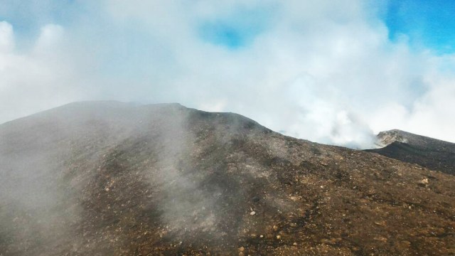 Puncak Gunung Slamet. Foto: Naufal Abdurrasyid/kumparan