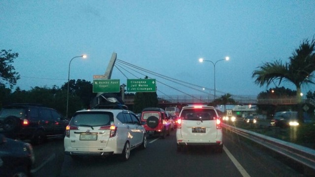 Macet di jalan tol JOR. (Foto: Aditia Noviansyah/kumparan)
