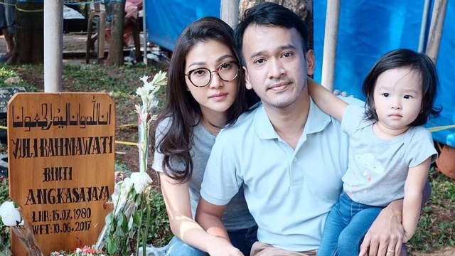 Ruben Onsu dan keluarga di makam Julia Perez. (Foto: Instagram: @ruben_onsu)