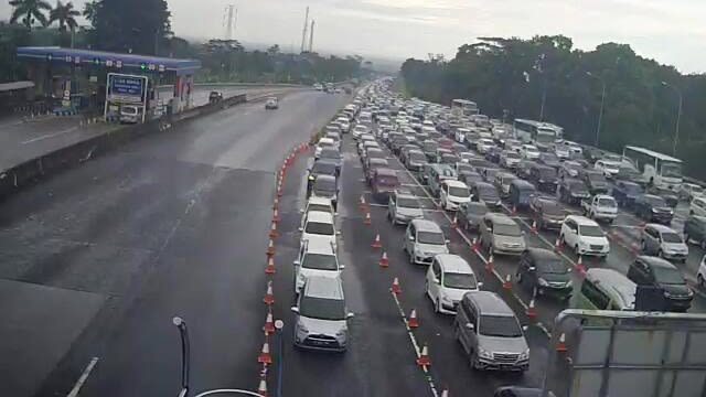 Antrean kendaraan di Exit Ciawi. (Foto: Twitter @TMCPoldaMetro)