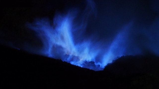 Api biru di Kawah Ijen. (Foto: flickr)