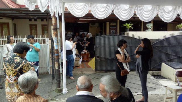 Suasana rumah duka ibunda Mira dan Indra Lesmana (Foto: Johanes Hutabarat/kumparan)