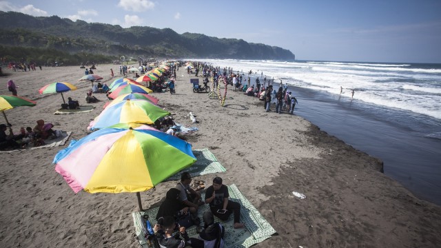Pantai Parangtritis, Yogyakarta Foto: ANTARA FOTO/Andreas Fitri Atmoko