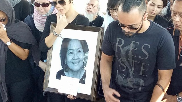 Pemakaman ibunda Miles dan Indra Lesmana (Foto: Johanes Hutabarat/kumparan)