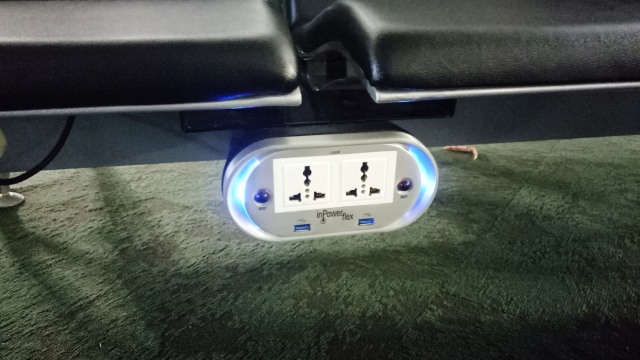 Colokan di Bandara Soekarno-Hatta. (Foto: Amanaturrrosyidah/kumparan)