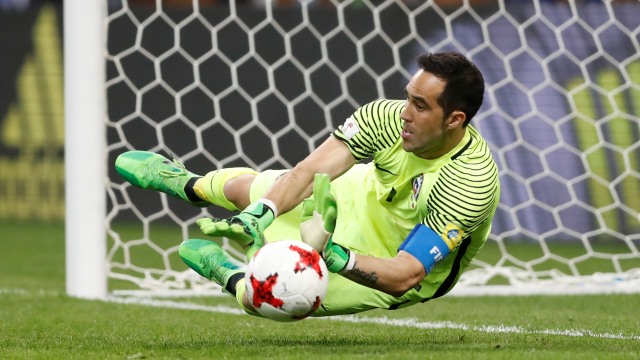 Aksi Bravo di semifinal Piala Konfederasi 2017. (Foto: Carl Recine/Reuters)