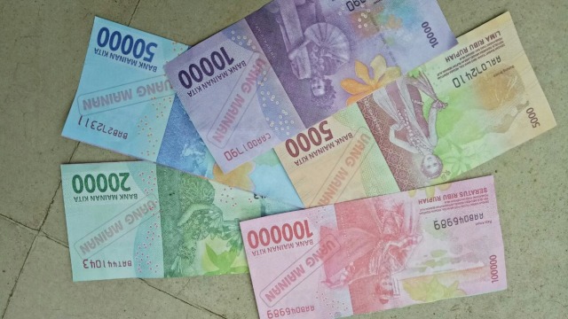 Uang mainan yang mirip asli. (Foto: Denny Armandhanu/kumparan)