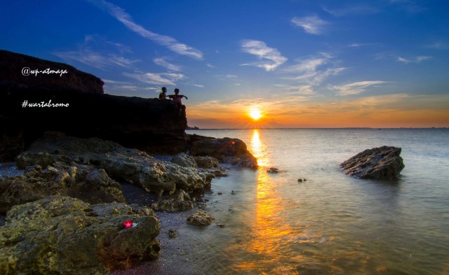 Pesona Pantai ‘Perawan Cantik’ Karang Hitam Lekok