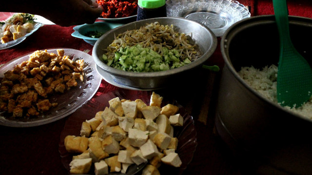 Ilustrasi Nasi Lengko Khas Cirebon. Foto: Deanda Dewindaru/kumparan