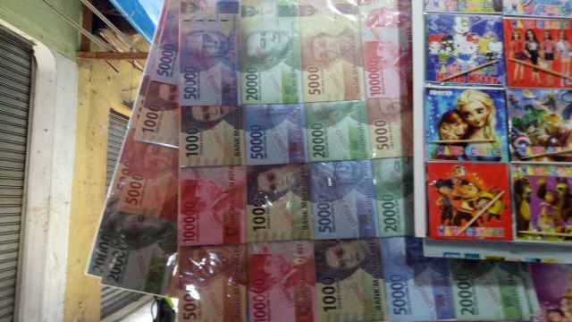 Uang mainan di pasar mainan. (Foto: Aria Pradana/kumparan)