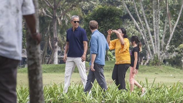Barack Obama di Candi Prambanan (Foto: ANTARA FOTO/Anis Efizudin)