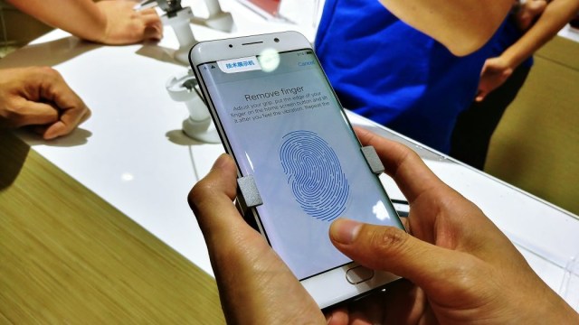 Teknologi pemindai sidik jari di layar Qualcomm. (Foto: Jofie Yordan/kumparan)