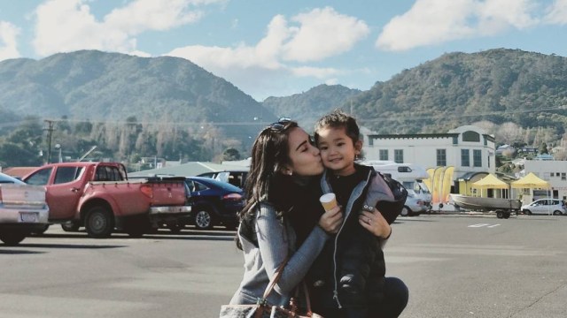 Ayu Ting Ting bersama Anaknya (Foto: Instagram @ayutingting92)