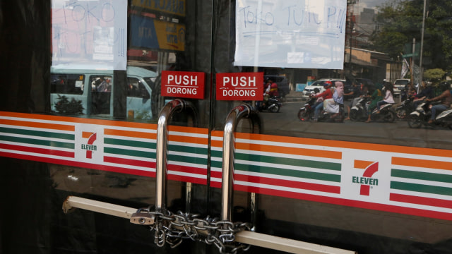 Seven Eleven ditutup (Foto: Reuters/Agoes Rudianto)