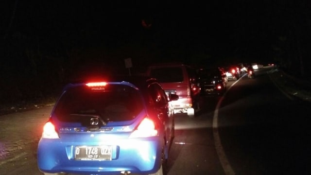Gentong arah Nagreg macet panjang Foto: Aditia Noviansyah/kumparan