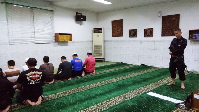 Salat di Masjid Falatehan Dijaga Anggota Brimob (Foto: Kevin Kurnianto/kumparan)