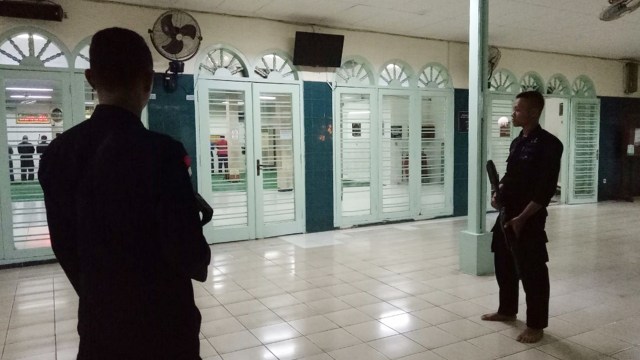 Salat di Masjid Falatehan Dijaga Anggota Brimob (Foto: Kevin Kurnianto/kumparan)