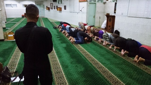 Salat di Masjid Falatehan Dijaga Anggota Brimob (Foto: Kevin Kurnianto/kumparan)