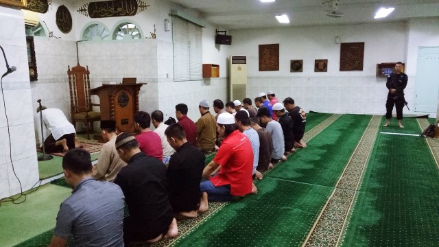 Salat di Masjid Falatehan Dijaga Anggota Brimob (Foto: Kevin Kurnianto/kumparan)