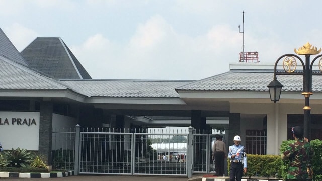 Barack Obama tiba di Bandara Halim Perdanakusuma (Foto: Kelik Wahyu/kumparan)