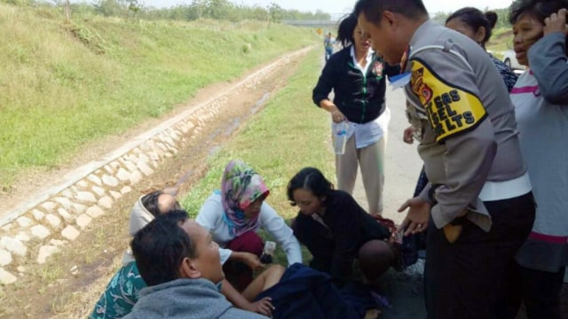 Melahirkan di Km 75 Cipali (Foto: Instagram/dikyasapurwakarta)
