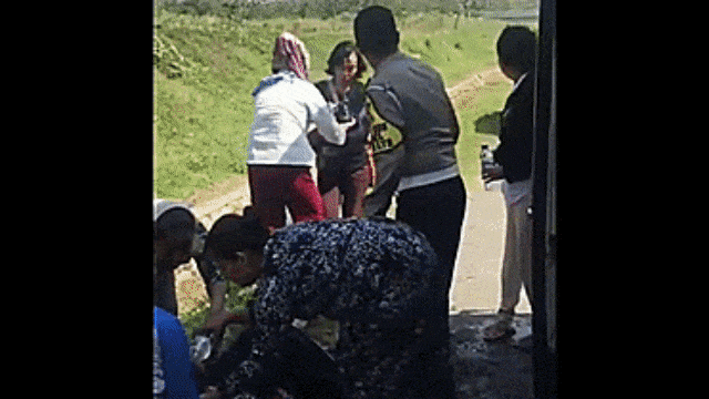 Polisi membantu ibu melahirkan. (Foto: Youtube)