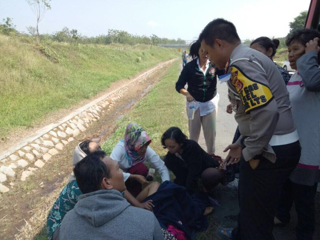 Polisi bantu ibu melahirkan di tepi jalan. (Foto: Dok. Polri/Rikwanto)