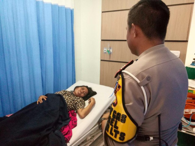 Polisi bantu ibu melahirkan. (Foto: Dok. Polri/Rikwanto)