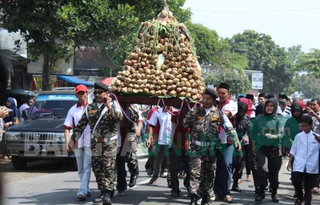 Kirab Tumpeng Ketupat Cokelat untuk Rayakan Kupatan di Kampung Coklat, Blitar