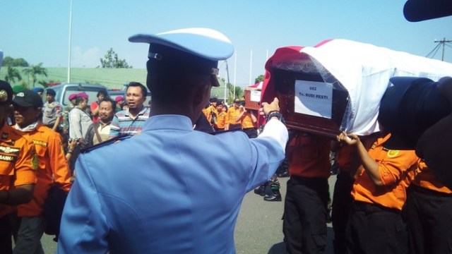 Proses penyerahan jenazah di Lanumad Ahmad Yani (Foto: Twitter @SAR_NASIONAL)