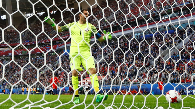 Kekecewaan Bravo melihat gawangnya bobol. (Foto: Darren Staples/Reuters)