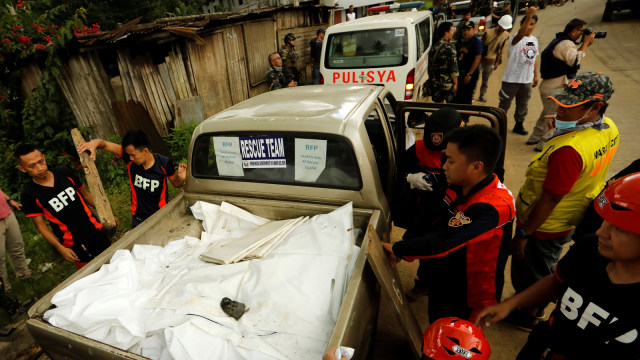 Evakuasi korban tewas di Marawi (Foto: Reuters/Jorge Silva)