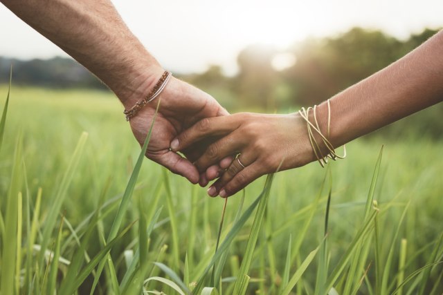 Menggenggam Tangan Pasangan (Foto: Thinkstock)