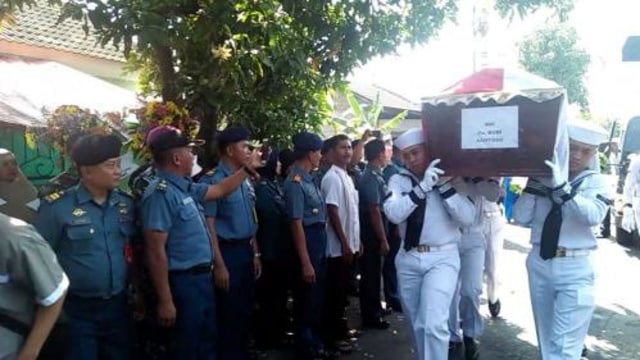 Suasana Duka Pemakaman Korban Helikopter Basarnas