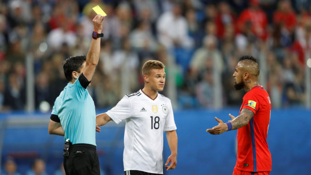 Kartu kuning untuk Vidal dan Kimmich. (Foto: Carl Recine/Reuters)
