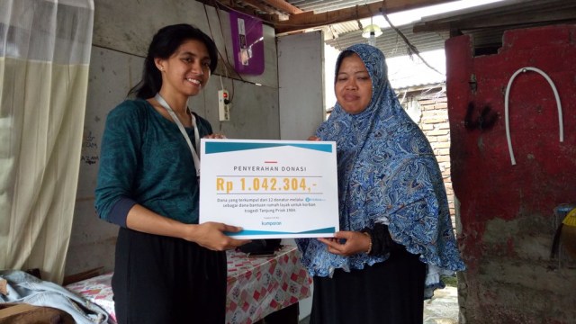 Penyerahan donasi Ibu Aisyah oleh kumparan (Foto: Diah Harni/kumparan)